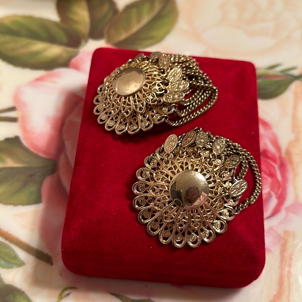 LARGE Gold coin metal vintage clip earrings w/dangling chains 1 1/2” w/3/4” drop - Picture 1 of 6